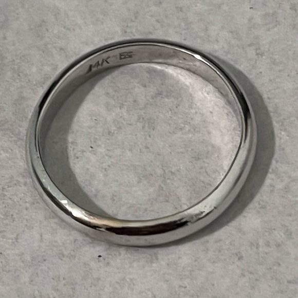 PRE-LOVED AUTHENTIC 14K SOLID WHITE GOLD BAND. - Picture 7 of 8